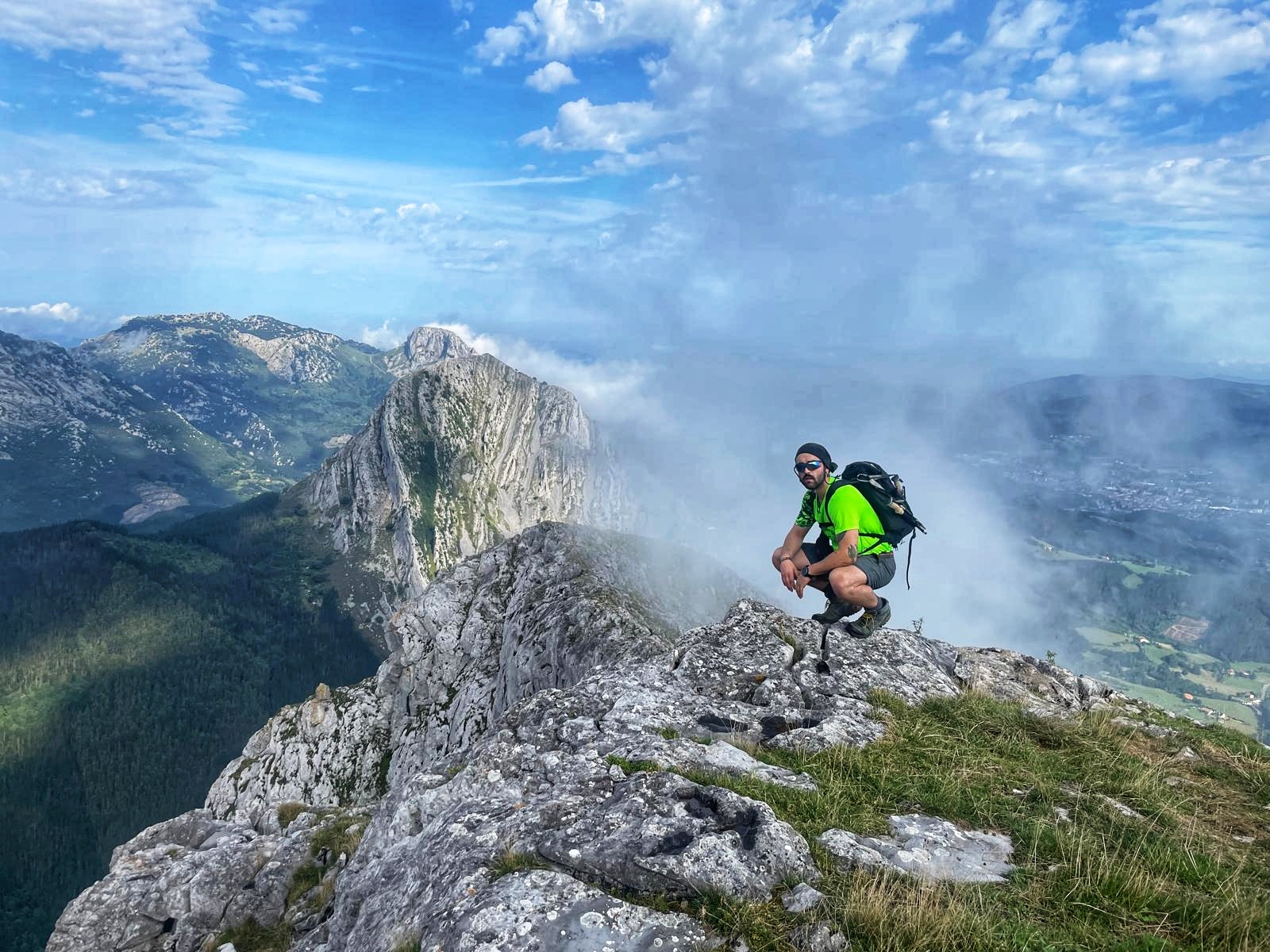 Jon Arroyo con mochila de trekking en la cima de una montaña