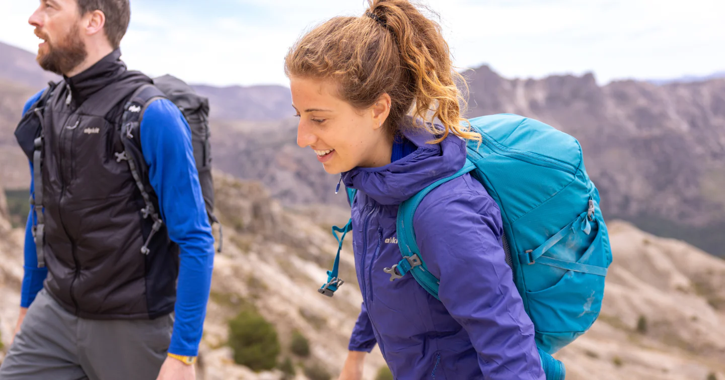 Senderista con mochila de trekking de 25 litros en ruta de montaña