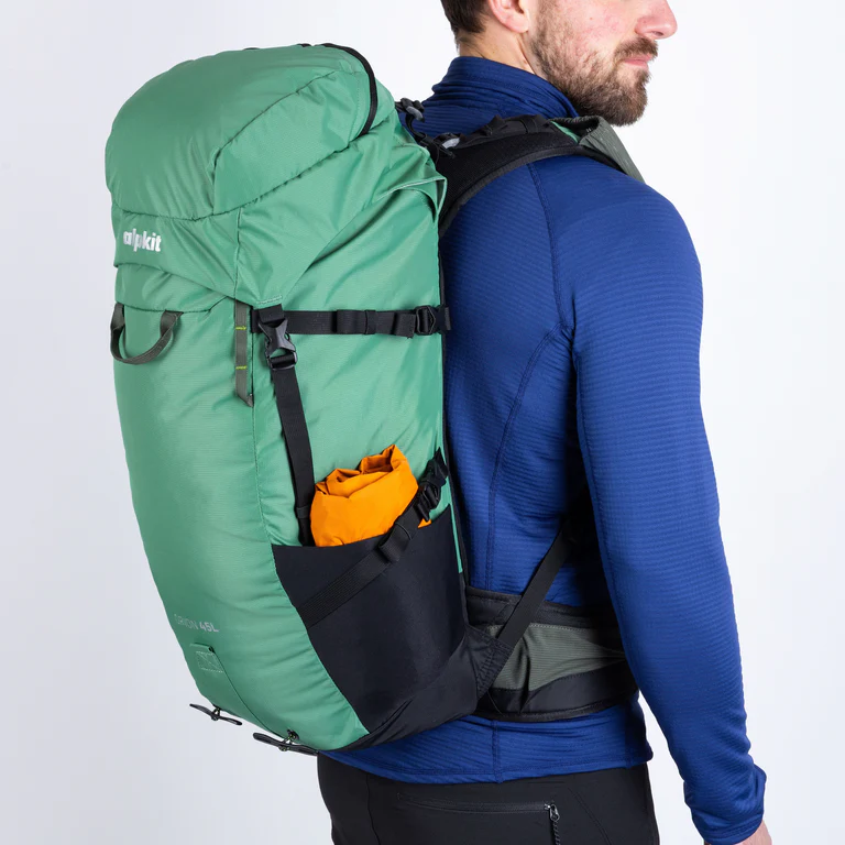 Senderista con mochila de trekking de 45 litros en travesía de montaña