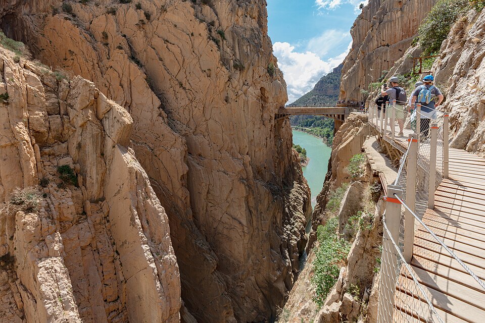 Senderista con mochila ligera en el Caminito del Rey