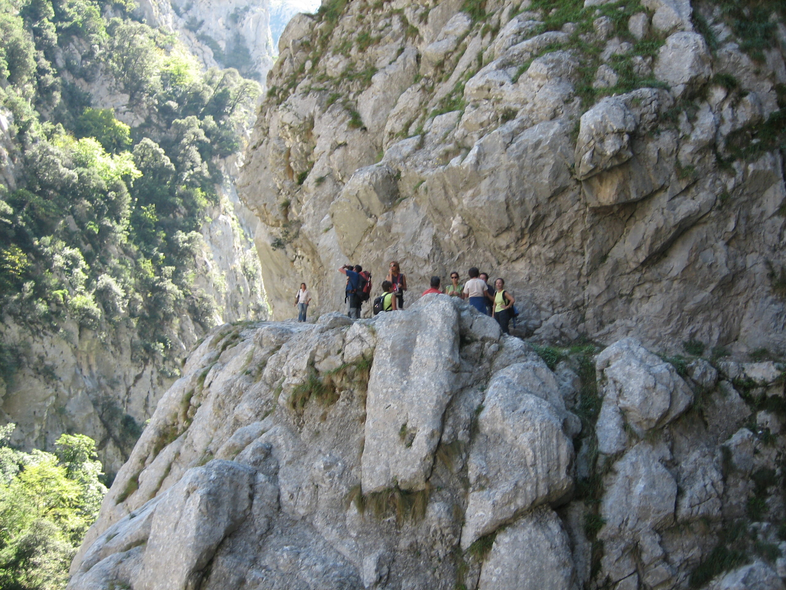 Senderista con mochila ligera en la Ruta del Cares