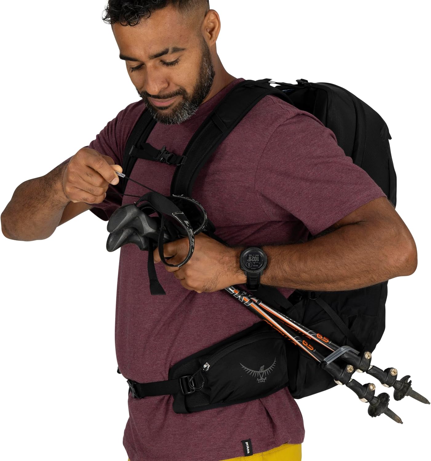 Sistema Stow-on-the-Go de la Osprey Talon 22 con bastones de trekking enganchados