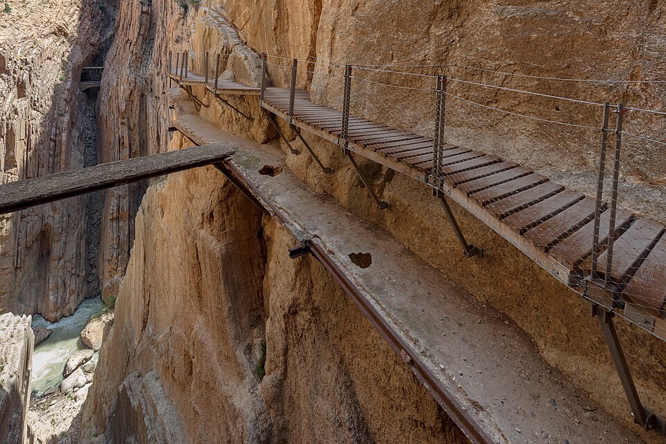 Pasarela del Caminito del Rey sobre el desfiladero